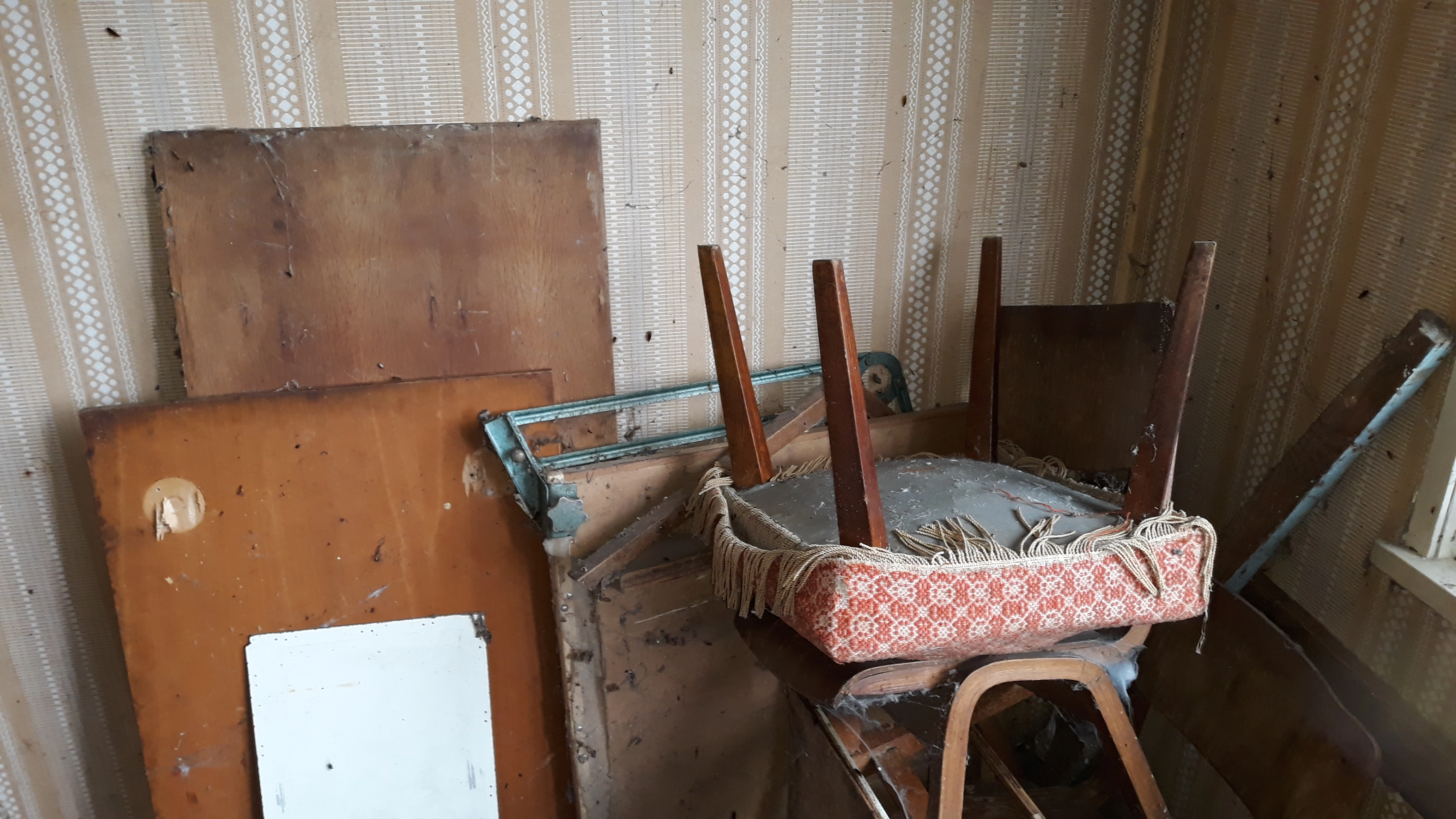 Какво да правите със старите мебели у дома?